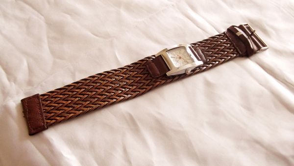 Relogio moderno e pulseira em couro mcabral